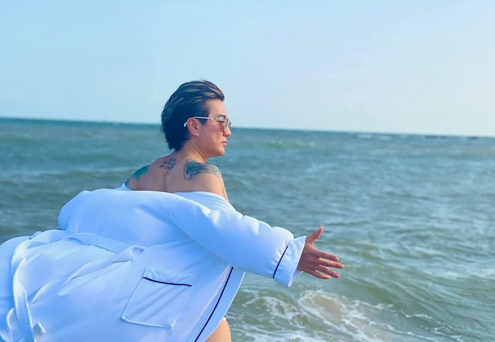 Cư dân mạng 'thót tim' với bộ ảnh khoe body táo bạo nhất suốt nhiều năm qua của Đàm Vĩnh Hưng Ảnh 3