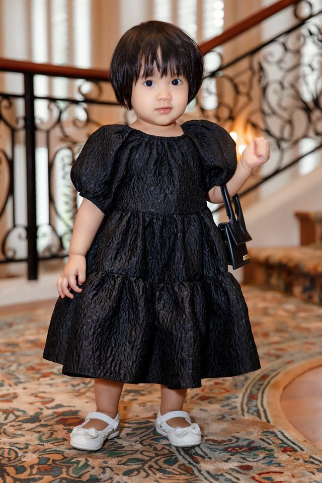 Lần khác, tiểu thư nhí còn được mang túi Jacquemus bé tí hon, chỉ đủ đựng vài viên kẹo, với giá thành chục triệu đồng. 