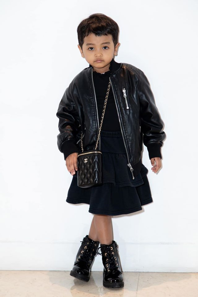 Con gái Linh Đan lại được bố Đỗ Mạnh Cường tặng chiếc túi nhỏ của thương hiệu Chanel, cô bé mix cùng boots da và áo khoác cá tính, tạo nên vẻ ngoài thời thượng. 