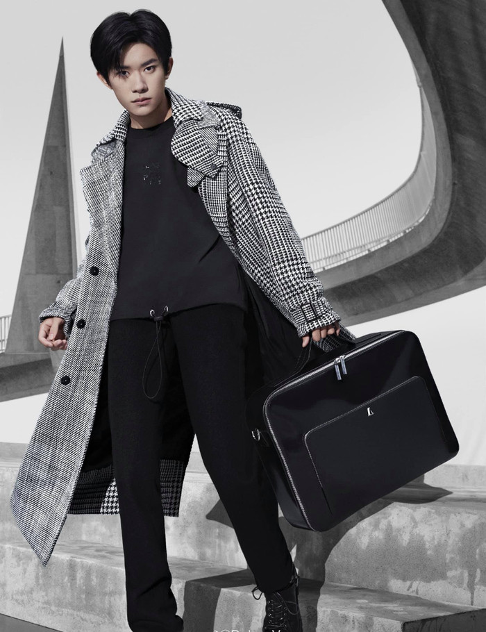 Dịch Dương Thiên Tỉ trở thành đại diện phát ngôn Armani, nhưng cư dân mạng chê anh chàng trông 'sai sai' trong bộ ảnh mới Ảnh 7