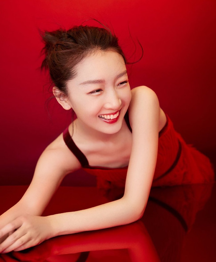 Châu Đông Vũ đứng ở vị trí thứ ba. Cô nhận được rất nhiều giải thưởng từ Em của thời niên thiếu, đồng thời may mắn có được nhiều quyền đại diện nhãn hàng sau bộ phim này.&nbsp;