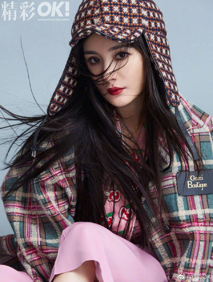 6. Dương Mịch nhận được nhiều lời khen vì nhiều lần quyên góp tiền của cũng như vật dụng cho nhân viên tuyến đầu và tất cả đều làm trong im lặng