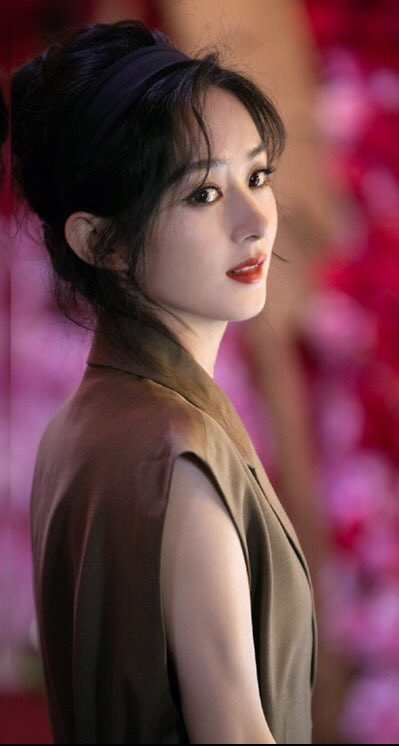 7. Triệu Lệ Dĩnh vừa trở về làng giải trí đã nhanh chóng có được kịch bản phim Hữu Phỉ, sau đó nhận được nhiều sự quan tâm khi tham gia Nhà hàng Trung Hoa 4