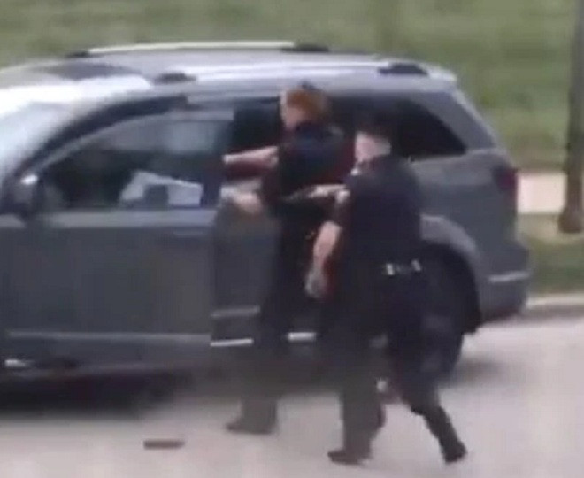 Jacob Blake bị hai cảnh sát bắn 7 phát đạn trúng người sau khi bước vào xe.