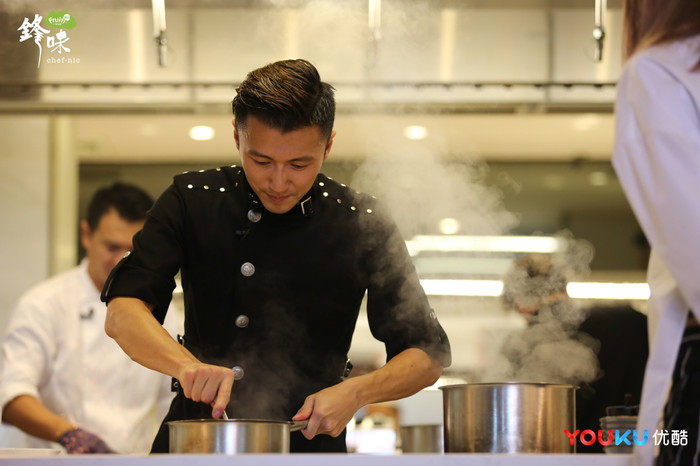 Tạ Đình Phong bực mình vì một vài nghệ sĩ trẻ tuổi quá phô trương khi lên show của mình Ảnh 16