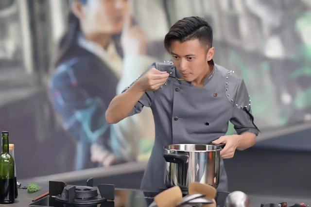 Tạ Đình Phong bực mình vì một vài nghệ sĩ trẻ tuổi quá phô trương khi lên show của mình Ảnh 17