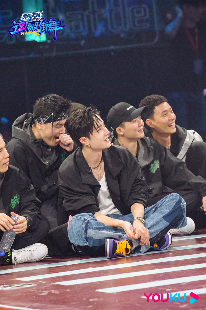 Vương Nhất Bác tiếp tục thử thách với tạo hình mới lạ trong 'Bước nhảy đường phố 3' Ảnh 18