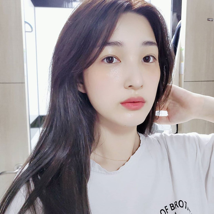 Trên trang cá nhân của mình, Yulhee khiến mọi người phải xuýt xoa trầm trồ trước làn da trắng mịn căng bóng không tì vết.