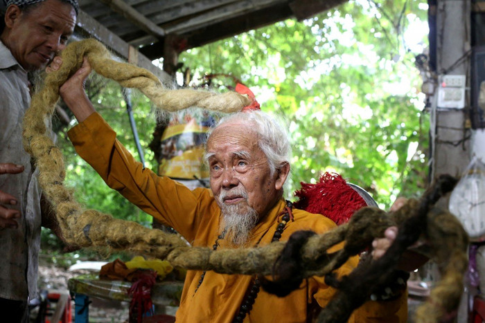 Ông lão 92 tuổi ngụ huyện Châu Thành, tỉnh Tiền Giang nổi danh khắp miệt Đồng bằng sông Cửu Long vì búi tóc dài 5 m.