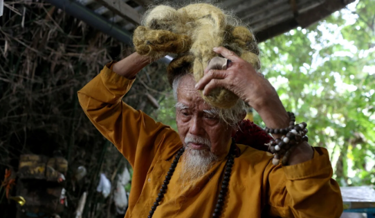 Cụ Nguyễn Văn Chiến 'khoe' mái tóc dài.