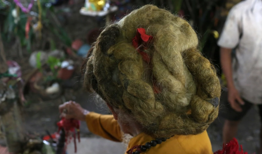 'Tui chỉ dám nuôi tóc dài, rồi vấn khăn cho khô ráo, sạch sẽ, nhìn gọn gàng thôi', ông nói.