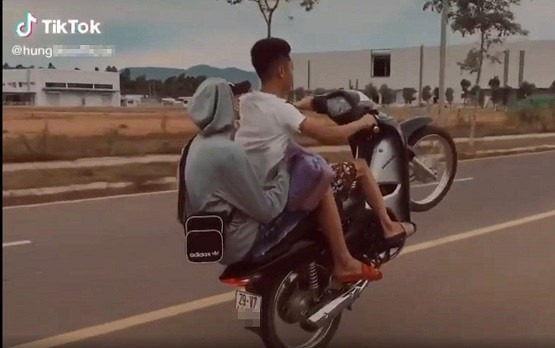 Khoe clip bốc đầu xe máy trên Tiktok, một nam thanh niên bị phạt hơn 4 triệu đồng Ảnh 2