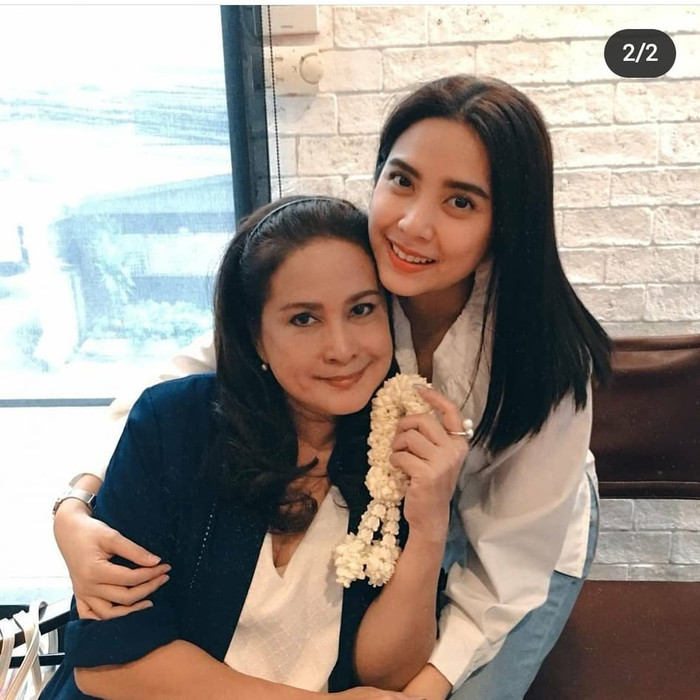 Hình ảnh nữ diễn viên chụp cùng cô con gái xinh đẹp Pleng Kavita