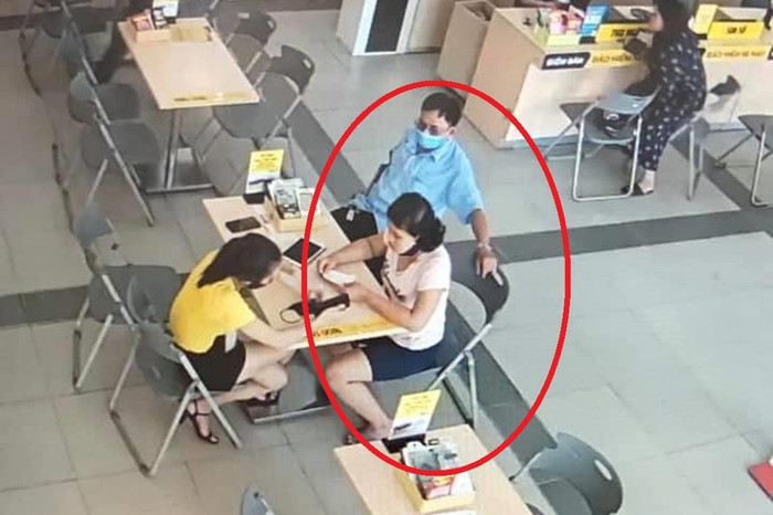 Trích xuất camera, cháu Q. được một người đàn ông lạ mặt dẫn vào cửa hàng điện máy mua máy tính bảng. 