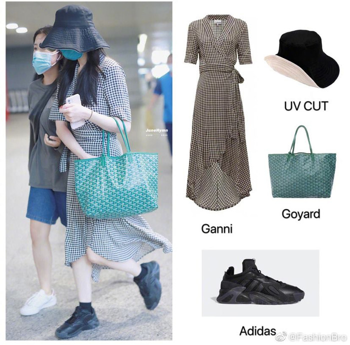 Thay vì mang giày cao gót hay dép bệt thì trang phục của mỹ nhân Tân Cương đều mix với giày thể thao và một lần nữa kiểu túi tote Goyard cô xách thì lại được các tín đồ chú ý 