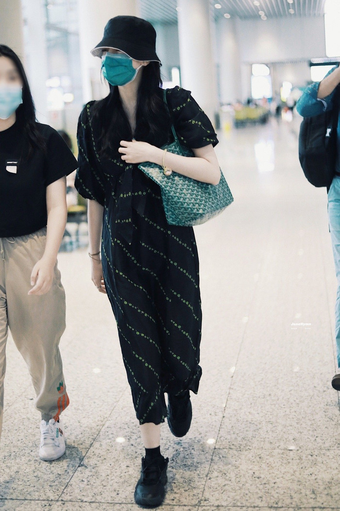 Tại sân bay đi từ Thành Đô đến Quảng Châu hôm 17/8 , mỹ nhân Tân Cương diện style kín mít từ trên xuống chỉ duy nhất có kiểu túi tote bag màu xanh ngọc bích là nổi bật nhất