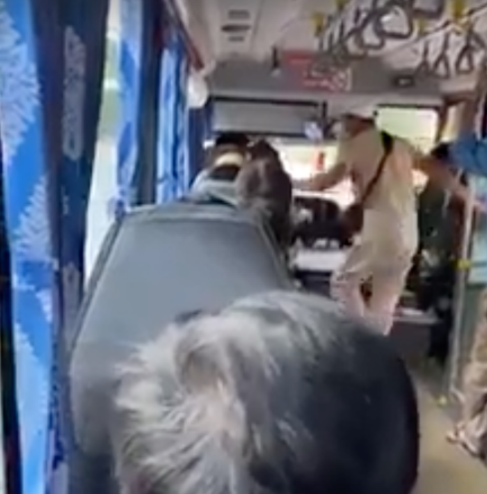 Sau đó tiếp tục lên xe chửi bới khách.