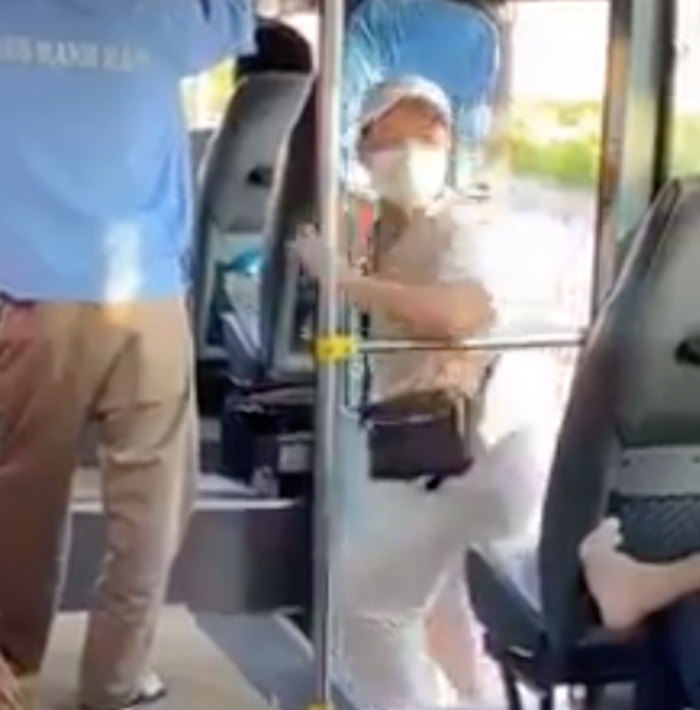 Người này yêu cầu hành khách xuống xe.