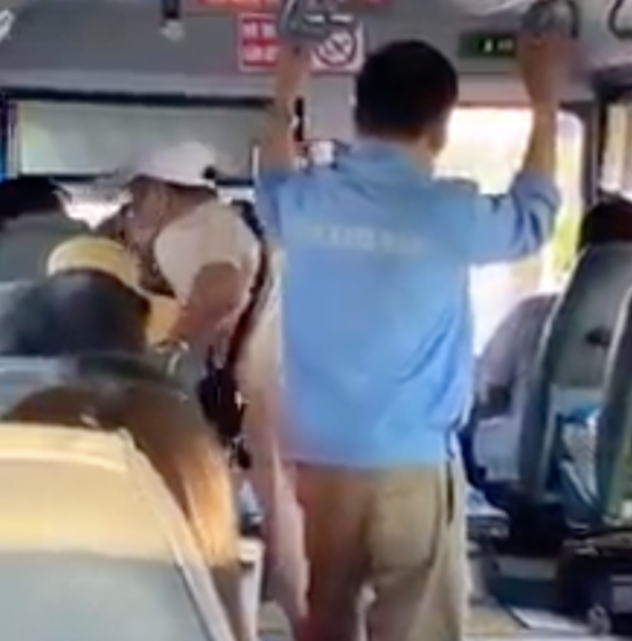 Người mặc quần áo trắng liên tục chửi bới hành khách.