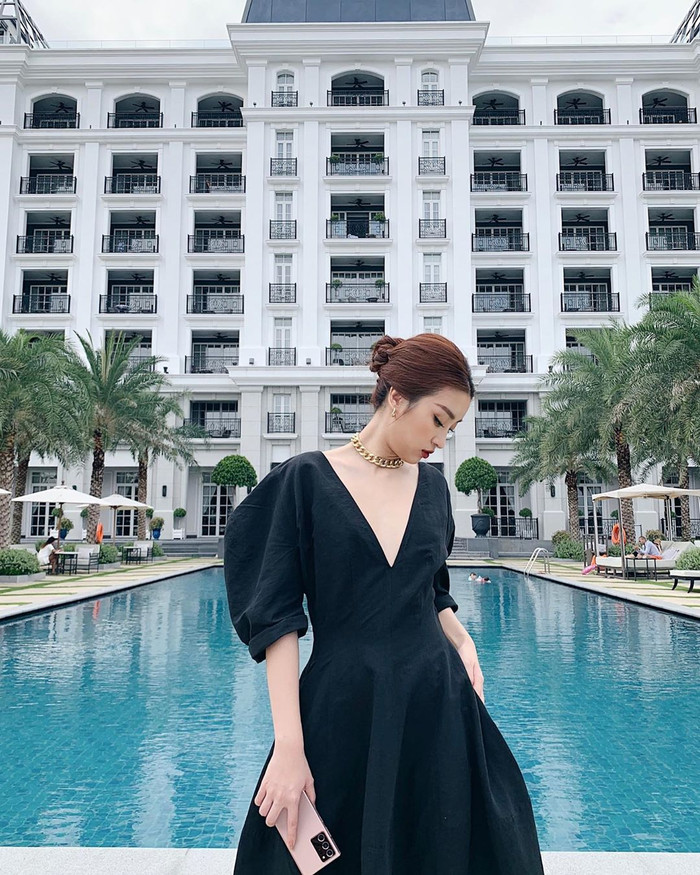 Cặp đôi hoa hậu 'cùng lò' Siêu mẫu Việt Nam 'đọ sắc' : Minh Tú sang chảnh ngày tái xuất - Khánh Vân đẹp xuất sắc hớp hồn fan Ảnh 11