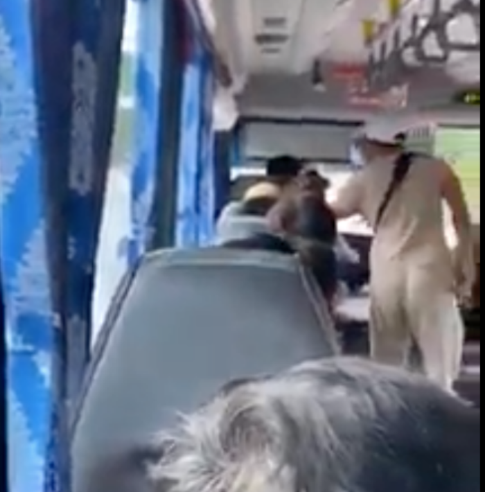 Người thanh tra này liên tục chửi bới thậm tệ hành khách.