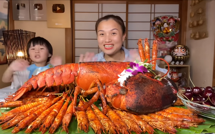 Quỳnh Trần JP và bé Sa ăn mừng kênh YouTube cán mốc 1 tỷ lượt xem. (Ảnh: Quynh Tran JP)