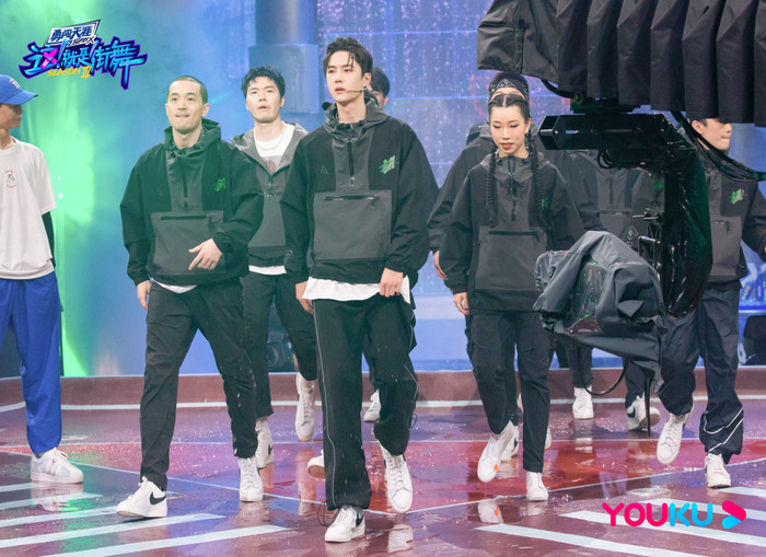 Vương Nhất Bác lên hot search vì cách phối đồ nhưng Tiêu Chiến vẫn khó khăn trong việc tìm đường trở về Ảnh 12