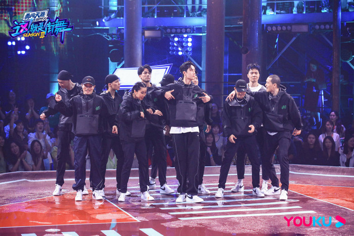 Vương Nhất Bác lên hot search vì cách phối đồ nhưng Tiêu Chiến vẫn khó khăn trong việc tìm đường trở về Ảnh 13