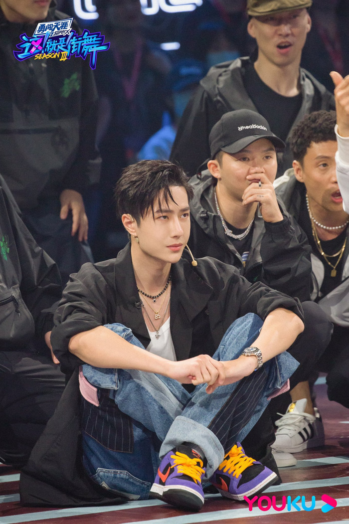 Vương Nhất Bác lên hot search vì cách phối đồ nhưng Tiêu Chiến vẫn khó khăn trong việc tìm đường trở về Ảnh 9