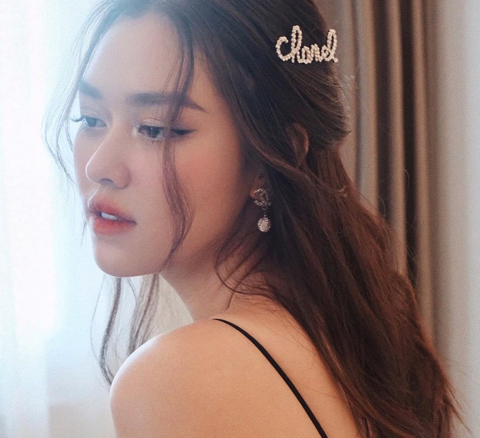 Thêm chiếc kẹp xinh xắn và những sợi tóc buông 'hờ hững' hai bên khuôn mặt, Á hậu Tường San đã giúp kiểu tóc buộc nửa đầu của mình càng thêm cuốn hút và đốn tim mọi người.