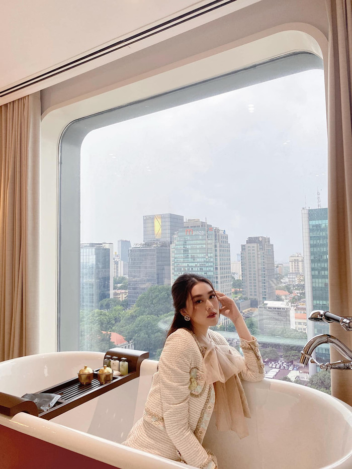 Vẻ quyến rũ của cô nàng còn được tăng thêm bội phần khi chọn màu son đỏ đất kết hợp cùng lớp make up tông nâu trầm