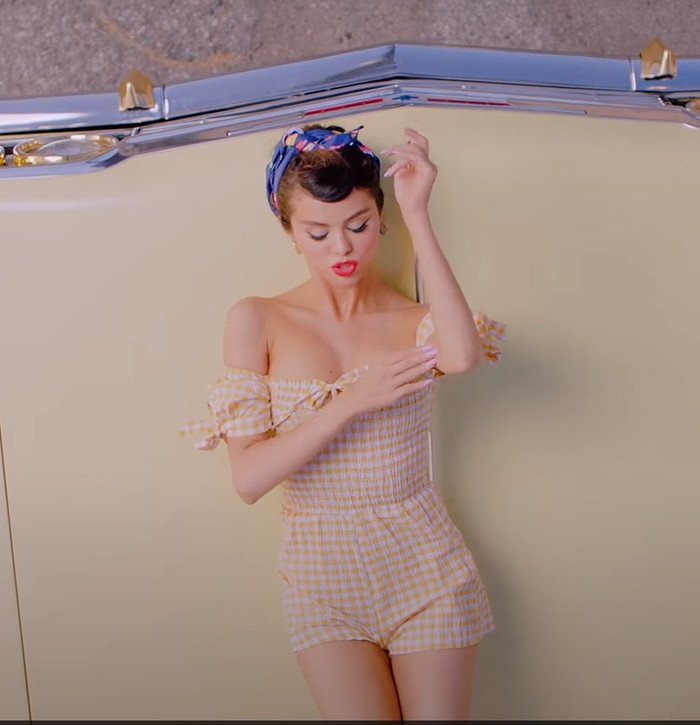 Mái tóc của Selena được hair stylist búi gọn và quấn bằng chiếc khăn turban như một quý cô cổ điển 