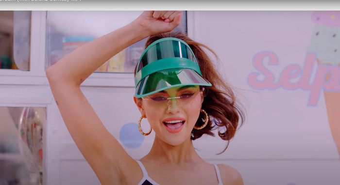 Kiểu bông tai to tròn thường thấy trong các set đồ đậm style retro