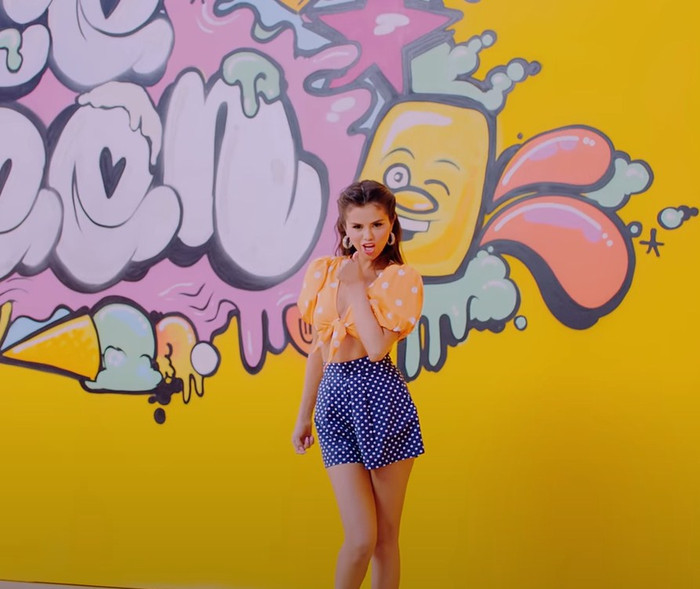 Fans bấn loạn khi Selena Gomez hóa thân thành cô nàng bán kem siêu quyến rũ trong MV Ice Cream Ảnh 9