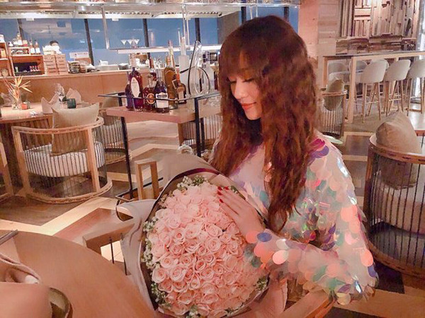 Khánh My cũng không cưỡng nổi sức hút bởi chiếc áo đính vảy cá chuyển màu.