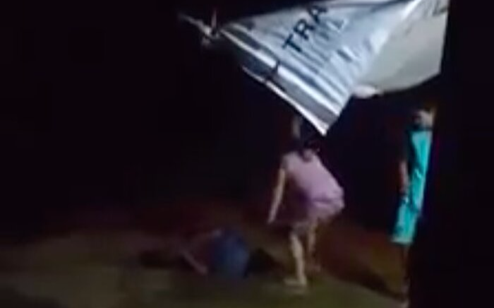 Vụ con trai 16 tuổi cùng mẹ trói chân tay bố giữa sân, dùng dép vả liên tiếp vào mặt: Người cha xin được giải quyết nội bộ gia đình Ảnh 2