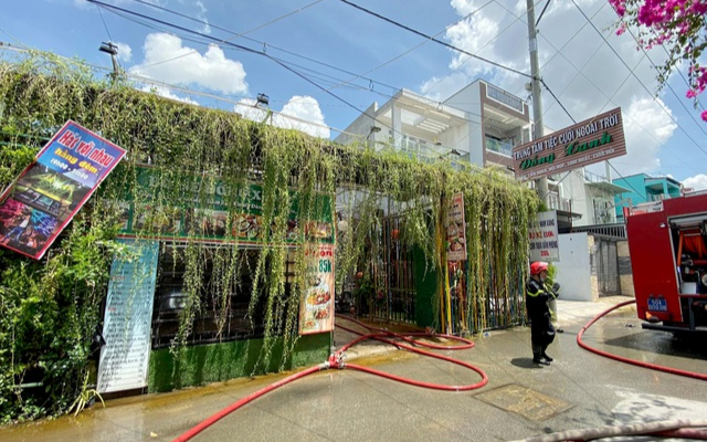 Nhà hàng tiệc cưới ngoài trời ở Sài Gòn bất ngờ bốc cháy dữ dội lúc giữa trưa Ảnh 2