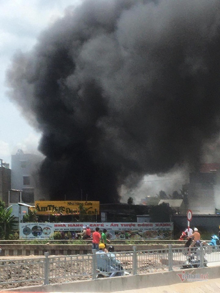 Lửa và khói đen bao trùm nhà hàng