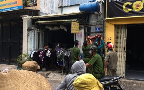 Phát hiện chiếc va li chứa vật thể lạ, bốc mùi hôi thối trong căn nhà cho thuê ở TP.HCM Ảnh 2