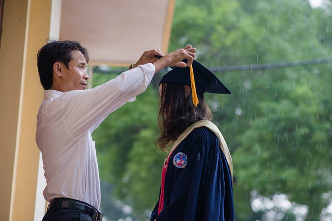 Hạnh phúc của người bố đôi khi chỉ đơn giản là được thấy con trưởng thành, đỗ vào một ngôi trường yêu thích và có được một cuộc sống sung túc hơn chính bản thân mình. Ảnh minh họa