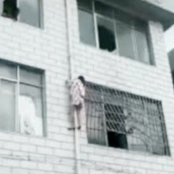 Người mẹ theo đường ống nước tụt xuống.