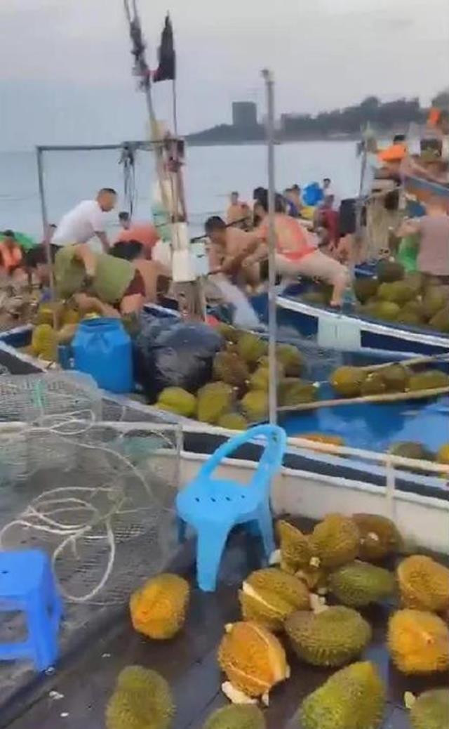 Người dân huy động thuyền bè ra hôi của.