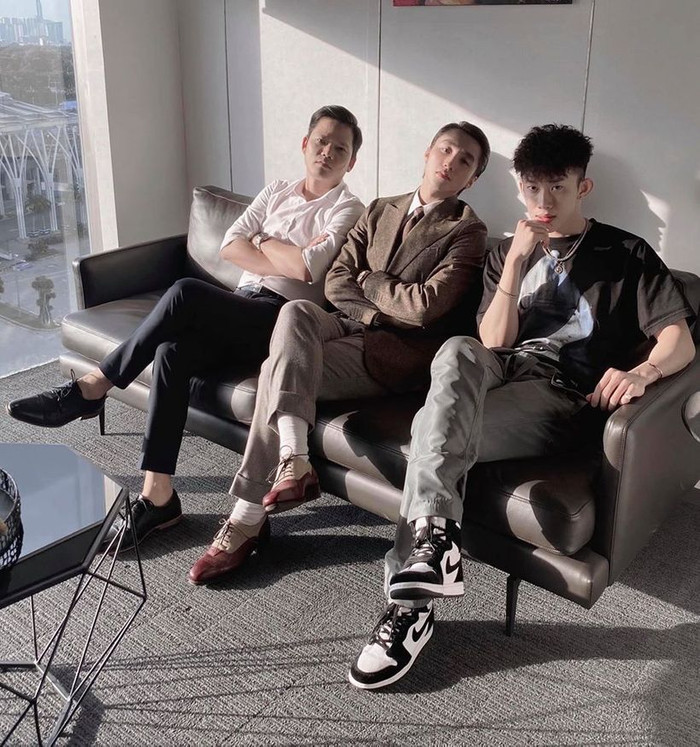 Clip được fan share rần rần: Kay Trần 'quay lén' Sơn Tùng M-TP, caption nịnh nọt sến rện gây... 'nổi da gà' Ảnh 3