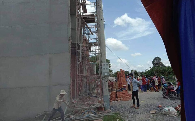 Sập giàn giáo ở Long An, 8 người thương vong Ảnh 2