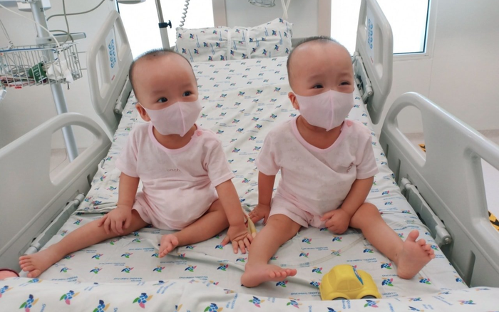 Hai bé Trúc Nhi - Diệu Nhi đã hoàn toàn tháo nẹp bột, chuẩn bị cho những bước đi đầu tiên Ảnh 2