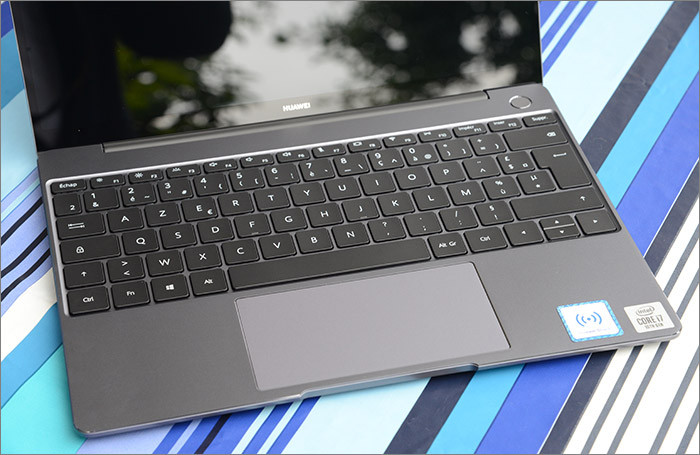 Matebook 13 có kích thước 286 x 211 x 14,9mm và nặng khoảng 1,3kg. Ảnh: CNET
