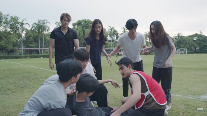 'Still 2gether' tập 3: Phukong - Mil cuối cùng đã thành 1 đôi nhưng Tine lại cô đơn phát khóc vì thiếu Sarawat Ảnh 37