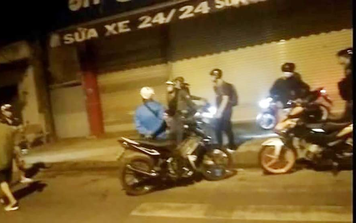 Bắt nhóm giả danh Cảnh sát hình sự xịt hơi cay, đạp ngã xe người dân ở TP.HCM Ảnh 2