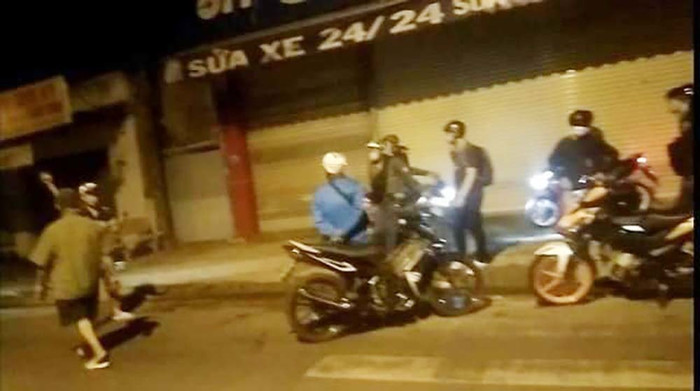 Nhóm thanh niên giả danh Cảnh sát hình sự, tấn công người đi đường. Ảnh: Người dân cung cấp