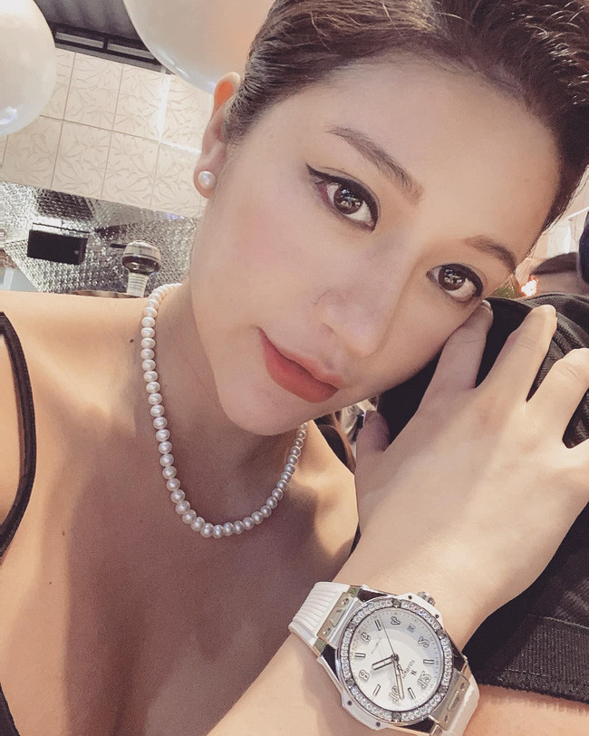 Hotgirl Vân Navy khoe ảnh ôm 'cục nợ' nhưng dân tình chỉ chú ý đến nhan sắc của 'bà mẹ bỉm sữa' Ảnh 6